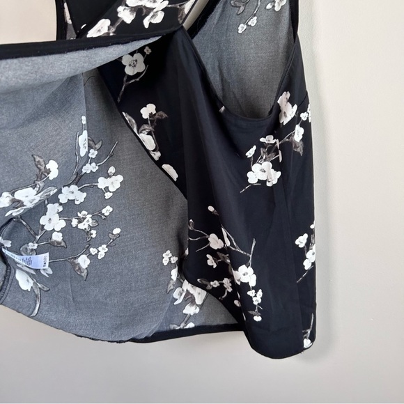 Dynamite Sleeveless Split Back Floral Blouse Black with White Floral Large - Picture 3 of 8